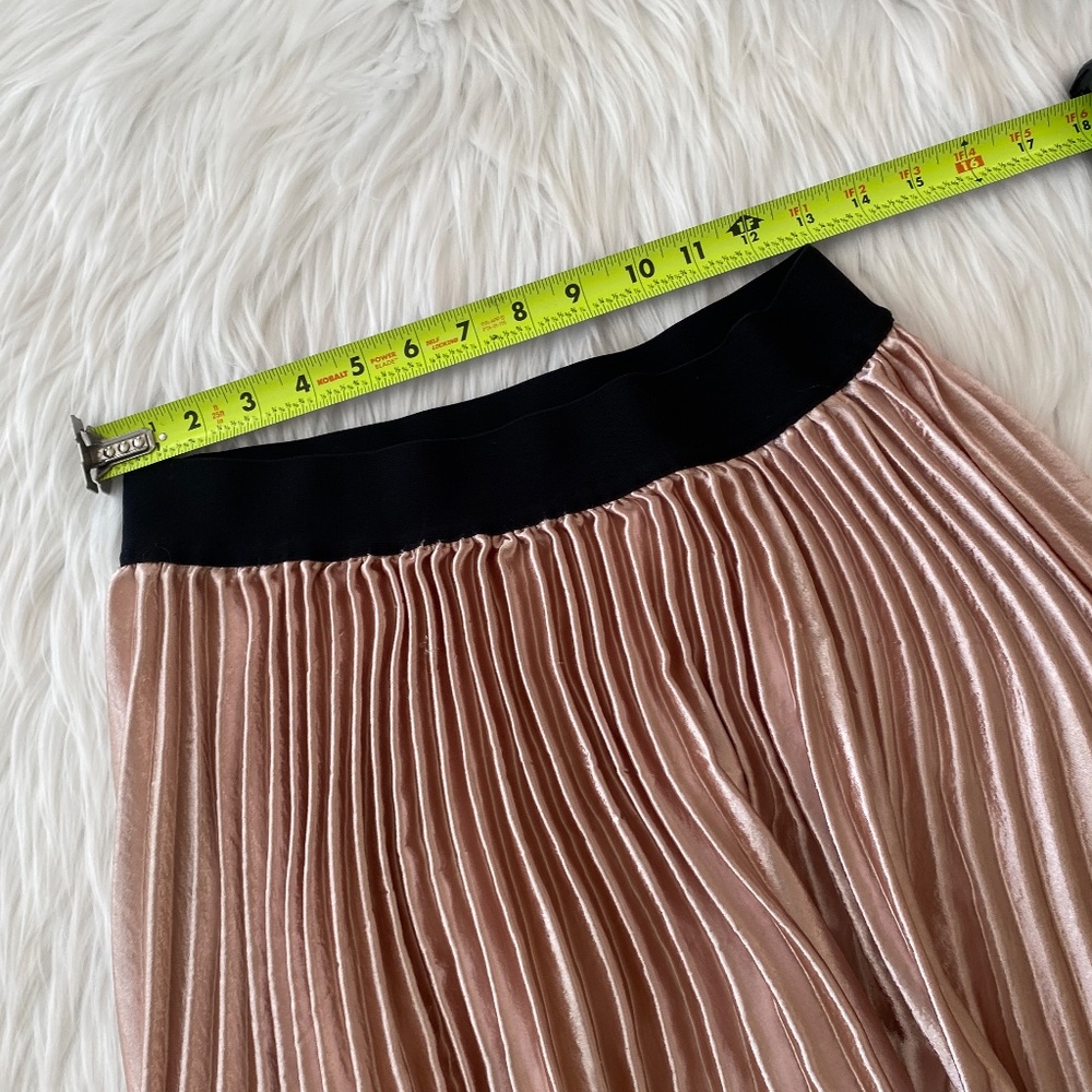 Pink Shiny Pleated Skirt - Picture 3 of 4